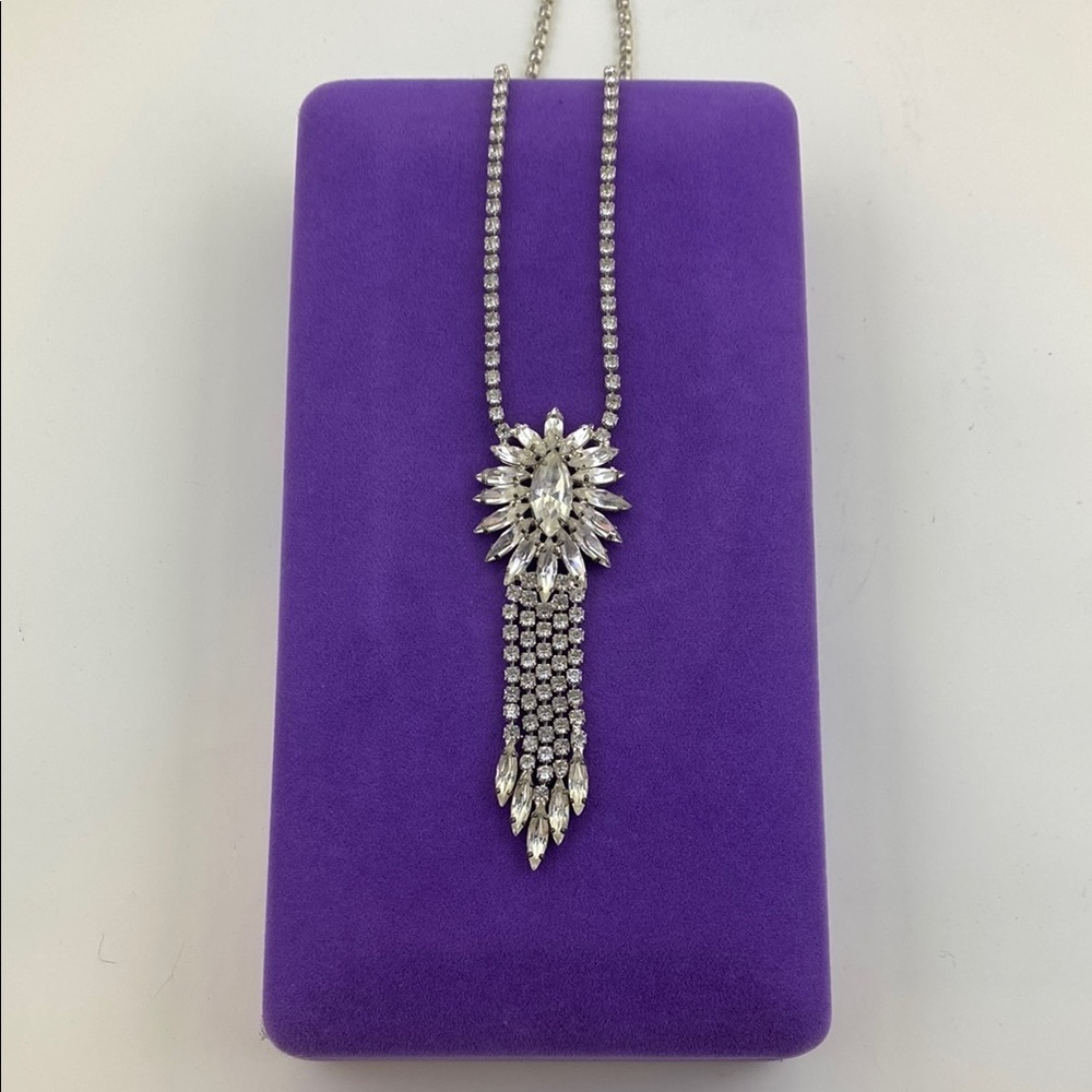 💛 Elegant Silver Necklace with Crystal Accents